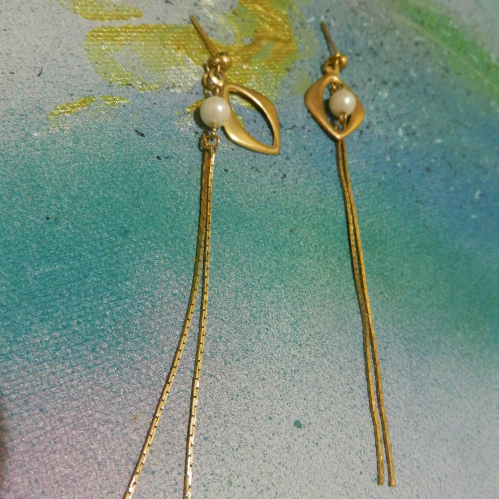 VTG Contempo gold pierced earrings dainty drop dangle gold tone chain pearlcore
